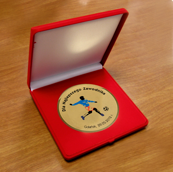 ozdobne etui okolicznościowe z paterą złotą, etui: 15x15, średnica patery: ø11 puchary statuetki medale